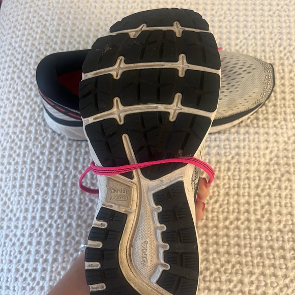 Brooks running shoes size 8 - worn 8 times - Picture 6 of 6